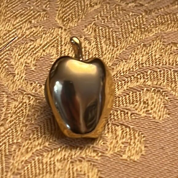 VINTAGE GOLD TONE APPLE LAPEL PIN - Picture 2 of 4